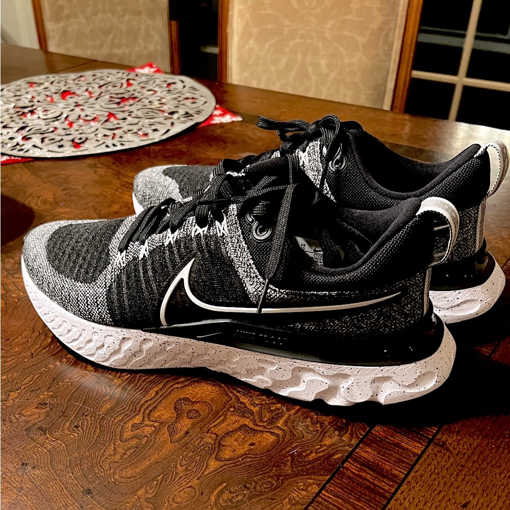 New Men’s Sz 10 • Nike React • Infinity Run Flyknit Shoes • Black and White